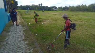 Pemotongan Rumput Lapangan Di Desa Sidoharjo Kecamatan Sruweng